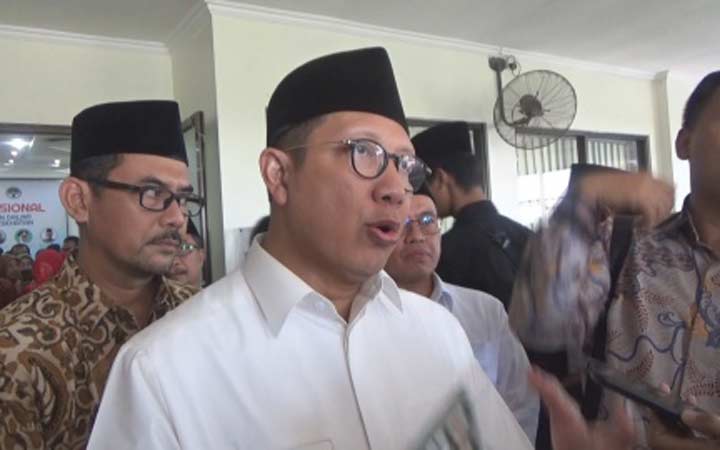 Menteri Agama Lukman Hakim Saifudin memberikan keterangan pada wartawan. foto: RONY S/ BANGSAONLINE