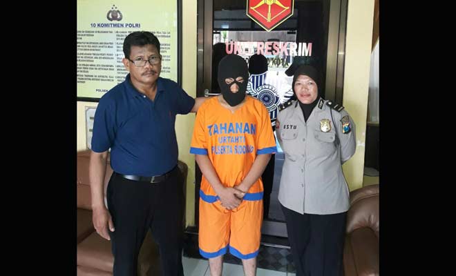 Waluyo saat di Mapolsek Sidoarjo Kota didampingi Kanitreskrim Polsek Sidoarjo Kota, Aiptu Sulasno (kiri).