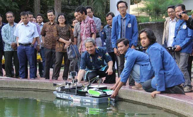 Rektor dan pimpinan bersama tiga tim handal dari ITS Surabaya.