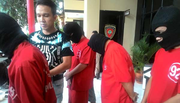 Kelima tersangka saat diamankan di Polrestabes Surabaya. foto: ekotuyono/ BANGSAONLINE