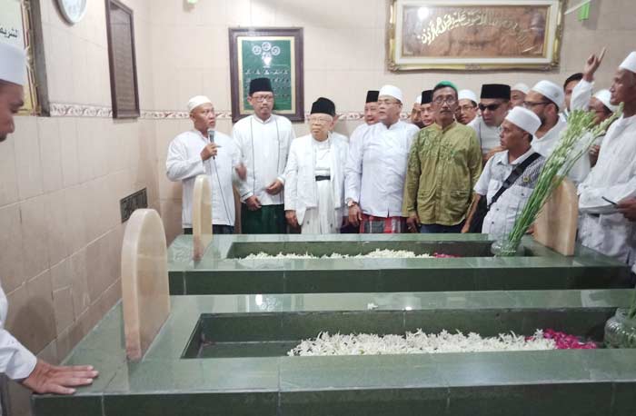 KH. Maruf Amin didampingi Ketua DPRD Kab. Pasuruan H.M. Sudiono Fauzan dan para Habaib.