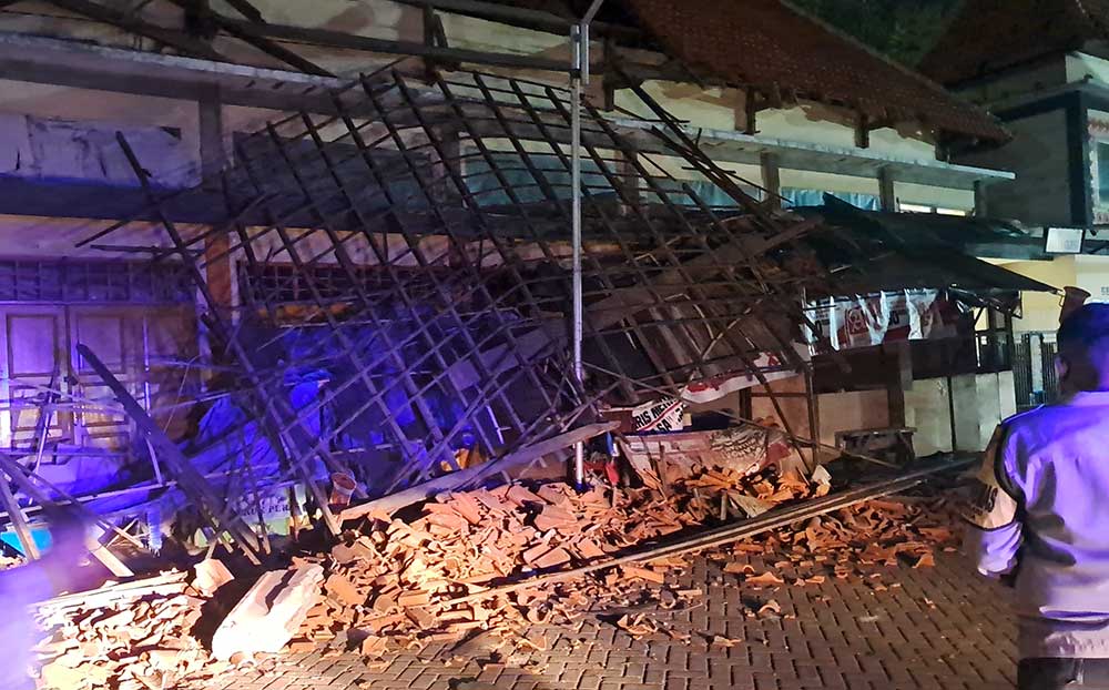 Kondisi bangunan Pasar Sore Tuban yang atapnya ambruk. Foto: ACHMAD CHOIRUDIN/ BANGSAONLINE