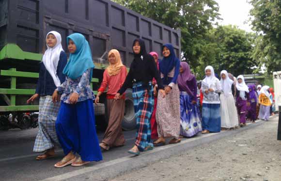 Ribuan santri dari berbagai pondok pesantren melalukan pawai taaruf. Foto: eky nurhadi/BANGSAONLINE