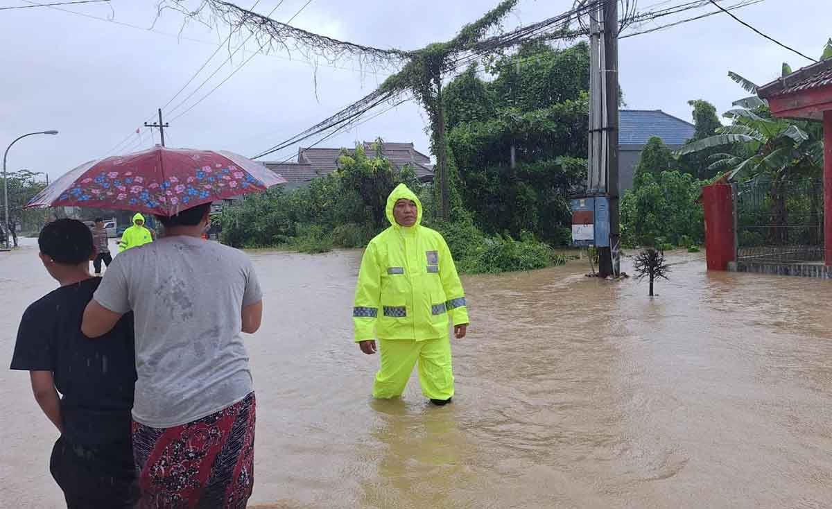 Petugas saat mengatur arus lalu lintas yang terganggu akibat banjir di Bangkalan.