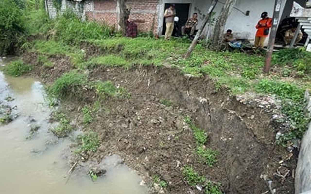 Tanggul Sungai Plalangan di Desa Made Kecamatan/Kabupaten Lamongan, mengakami longsor, Selasa (18/11/2025)