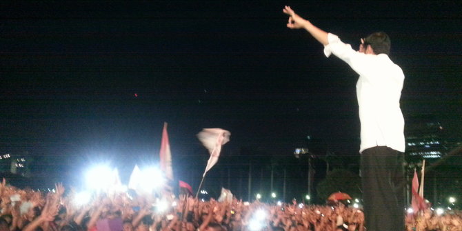 Jokowi di depan massa di Monas. Foto: merdeka.com