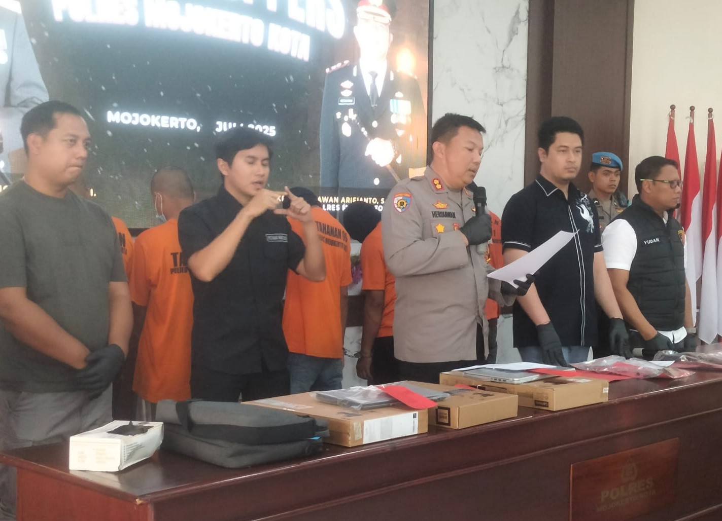 2 Pelaku saat dihadirkan dalam rilis pers Polres Mojokerto Kota