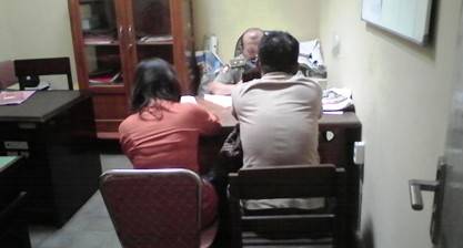 Salah satu pasangan mesum yang ikut terjaring razia saat didata petugas. foto: Zuli Purwanto/BangsaOnline.com