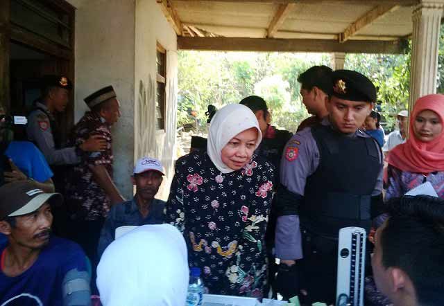 Haryanti saat melihat pelaksanaan pengobatan gratis di Desa Banaran Kecamatan Kandangan, Kabupaten Kediri. foto : arif kurniawan/BANGSAONLINE