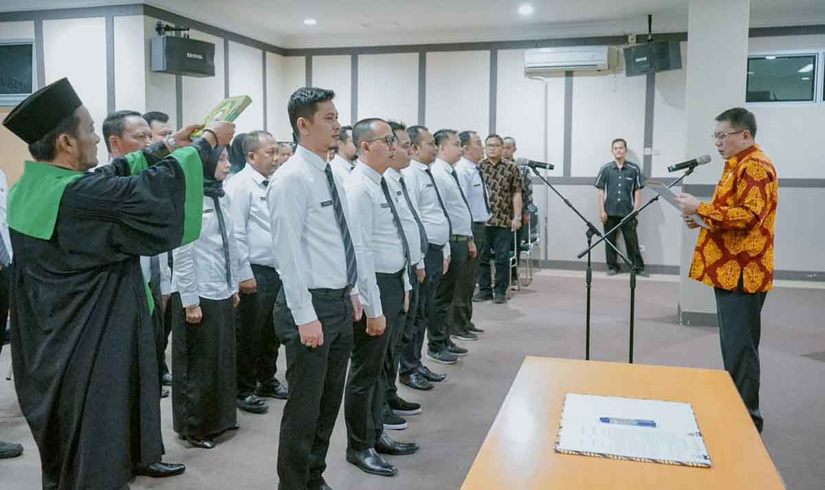 Kepala BPPKAD Gresik, Andhy Hendro Wijaya, saat melantik 17 juru sita pajak daerah. Foto: Ist