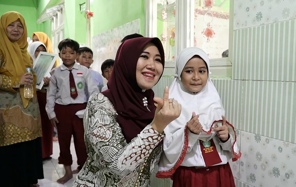 Dr. Lia Istifhama, Anggota DPD RI Dapil Jawa Timur, bersama Kayla, salah satu siswi penerima paket Program Indonesia Pintar (PIP) di SD Bustanul Huda, Surabaya. foto: Lia for BANGSAONLINE.