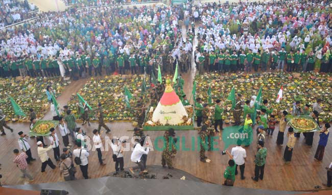Tumpeng raksasa di tengah 1.926 tumpeng diusung Banser NU di GOR Mageti saat peringatan Harlah NU ke-93. foto: BANGSAONLINE