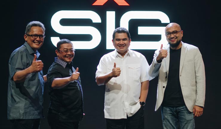Direktur Utama SIG, Hendi Prio Santoso (kedua dari kanan), Direktur Pemasaran & Supply Chain SIG, Adi Munandir (paling kanan), Direktur Strategi Bisnis & Pengembangan Usaha SIG, Fadjar Judisiawan (kedua dari kiri), Direktur Keuangan SIG, Doddy Sulasmono (paling kiri) usai memperkenalkan logo baru di Jakarta (11/2).