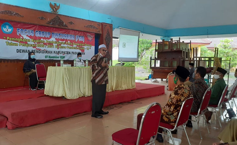 Ketua Dewan Pendidikan Pasuruan Habib Zainal Abidin saat berdialog  dengan  masyarakat di Pendopo Kecamatan Bangil, beberapa waktu lalu.