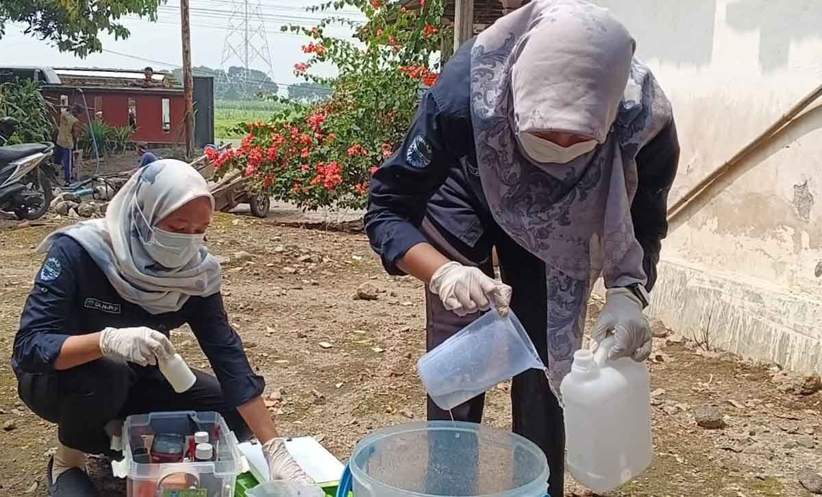 Tim DLH Kabupaten Kediri saat mengambil sampel air sumur warga Ploso Lor. Foto: Ist
