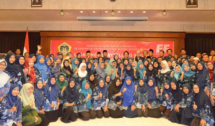 Wabup Moh. Qosim bersama para guru Bahasa Inggris. foto: SYUHUD/ BANGSAONLINE