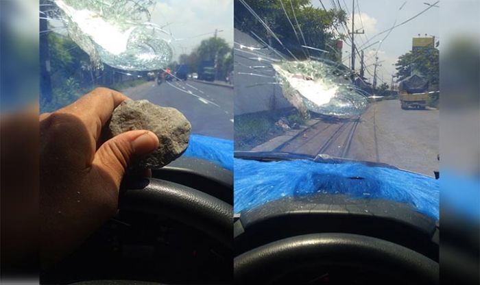 Kondisi kaca mobil yang menjadi korban pelemparan batu tampak pecah.