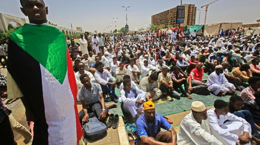 rakyat Sudan, menuntut kepada kekuasaan sipil. foto: net