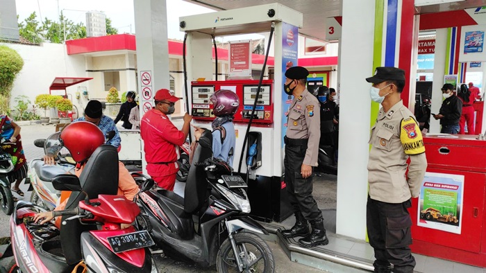 Sejumlah petugas kepolisian tampak memantau SPBU di Jalan Joyoboyo Kota Kediri. foto: ist.