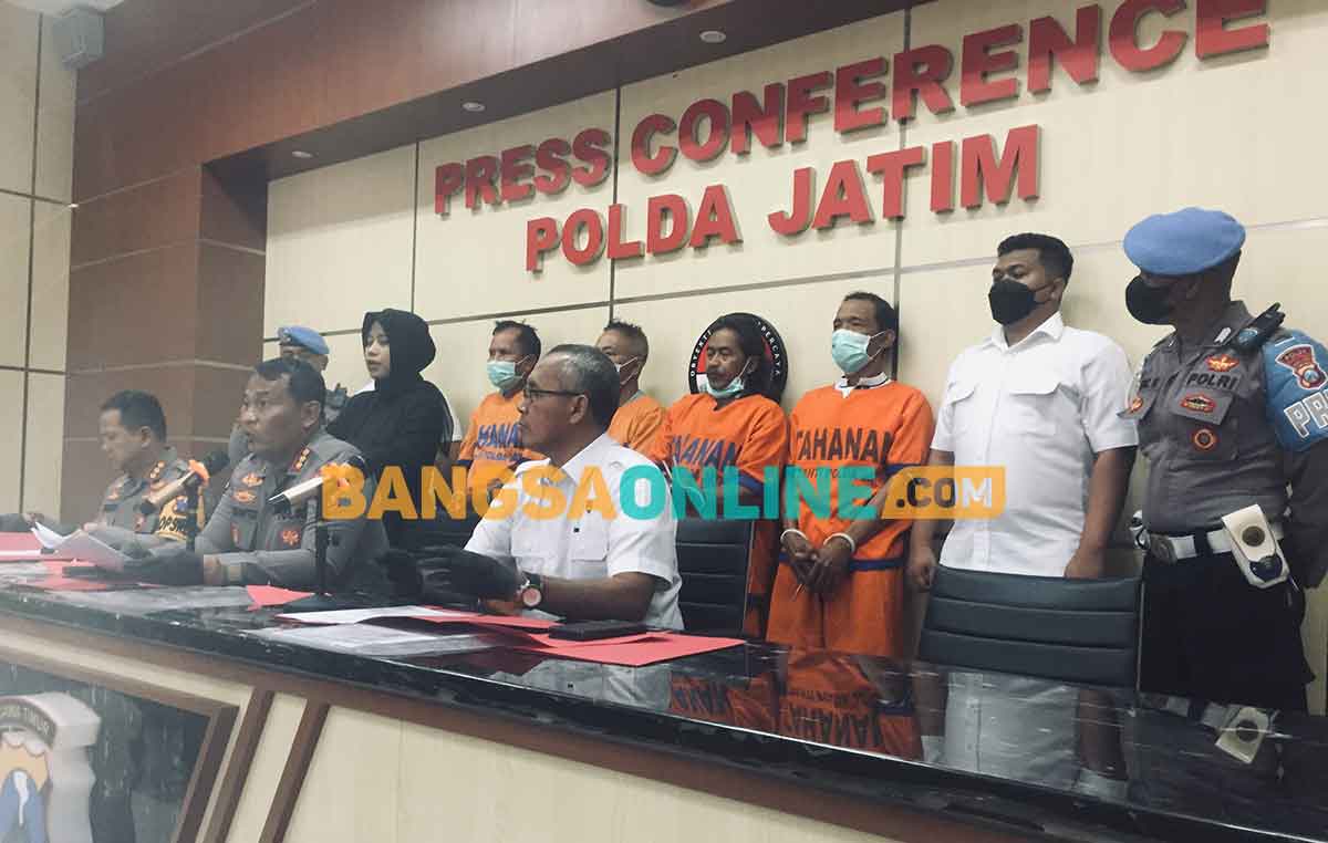 Para penyebar hoax saat dieskpose dalam konferensi pers di Polda Jatim. Foto: RUSMIYANTO/BANGSAONLINE