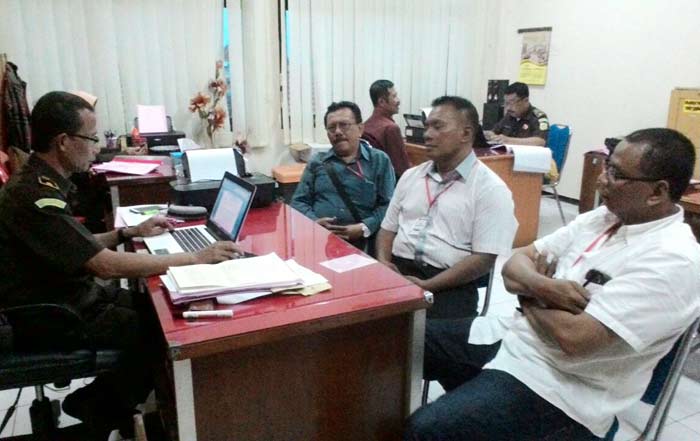 Tersangka Sunarto (tengah) dengan didampingi dua penasehat hukum, sesaat menjalani pemeriksaan sebelum dijebloskan ke Rutan Medaeng.