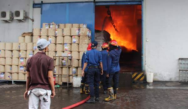 Pabrik Minuman di Gedangan Sidoarjo Terbakar