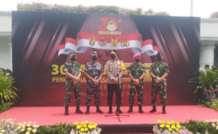 Kapolda Jawa Timur Irjen Pol Nico Afinta (tengah) saat gelar bakti sosial di Tugu Pahlawan, Surabaya, Senin (7/3/2022).