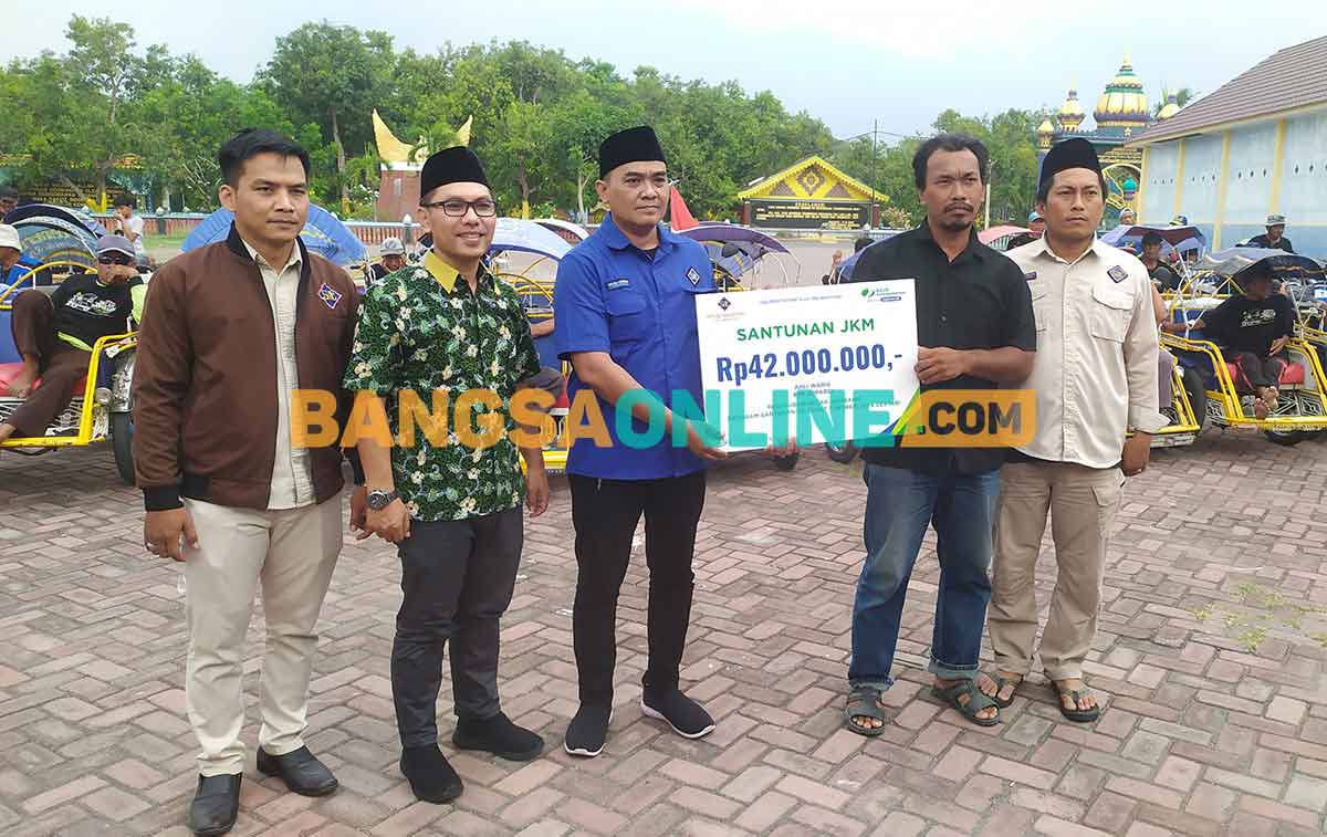 Penyerahan klaim santunan kematian dari BPJS Ketenagakerjaan pada ahli waris. Foto: AAN AMRULLOH/BANGSAONLINE