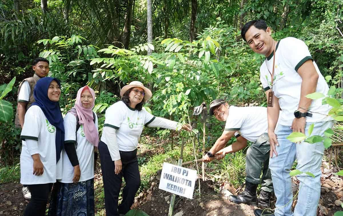 Pj Wali Kota Kediri Tanam Pohon Bersama PLN dan Perhutani, Wujud Nyata Kolaborasi Peduli Lingkungan