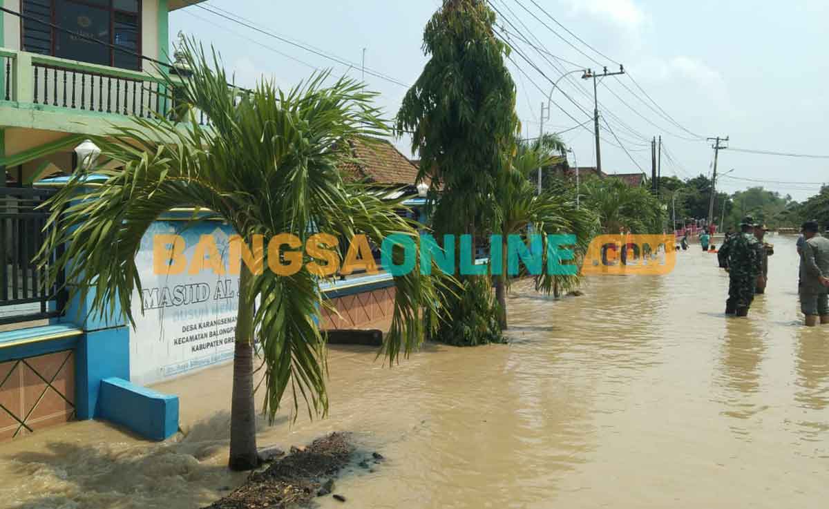 luapan Kali Lamong merendam Desa Karangsemanding, Kecamatan Balongpanggang, Gresik. Foto: SYUHUD/BANGSAONLINE
