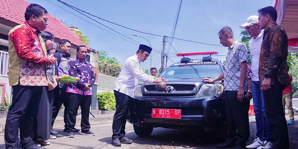 Wali Kota Pasuruan, Adi Wibowo, saat meluncurkan layanan mobil jenazah gratis bagi masyarakat.