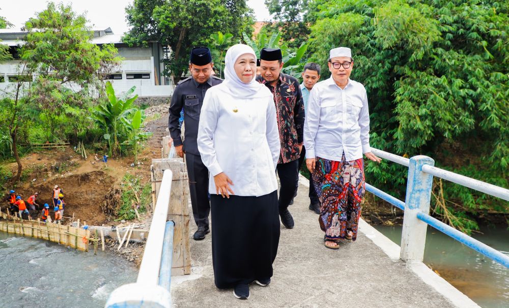 Gubernur Jatim Target Rekonstruksi Jembatan di Ponpes Zainul Hasan Genggong Tuntas Agustus
