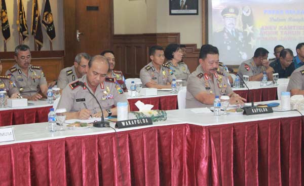 Kapolda Jatim Irjen Pol Anton Setiadji (kanan). foto: sidharta/ BANGSAONLINE