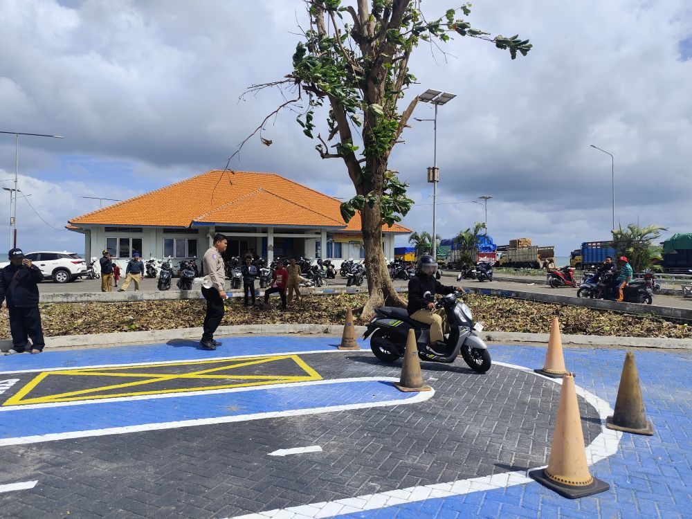 Petugas Satlantas Polres Gresik saat menguji pembuat SIM cara berkendara yang benar  di Satpas Percobaan Pulau Bawean. Foto: Ist.