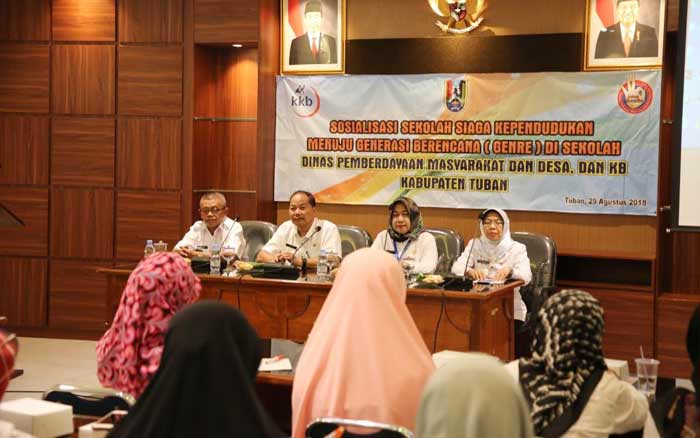 Para peserta menerima materi dari narasumber.