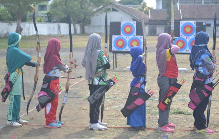 Sejumlah atlet Panahan perempuan saat turun dalam Kejurkab Perpani Lumajang.