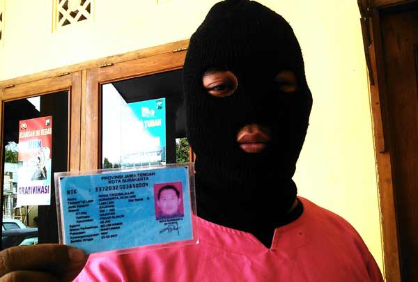 Pelaku saat dikeler di Mapolres Tuban. (foto: suwandi/BANGSAONLINE)