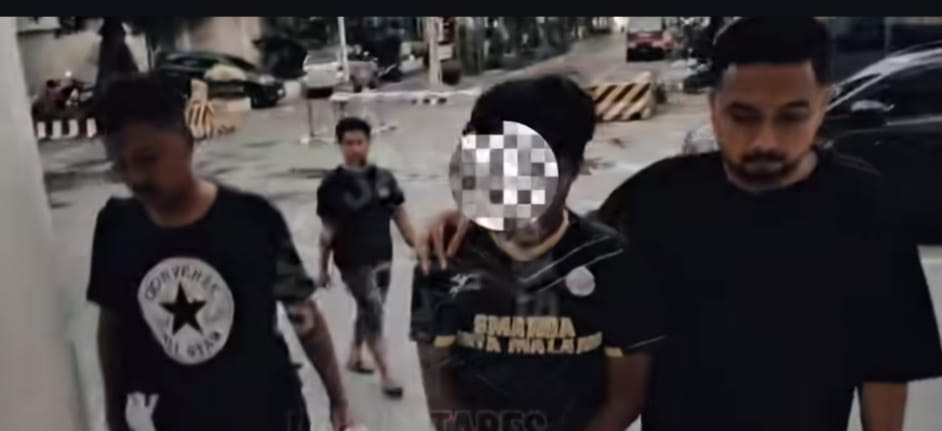 Pelaku saat digelandang ke Mapolrestabes Surabaya