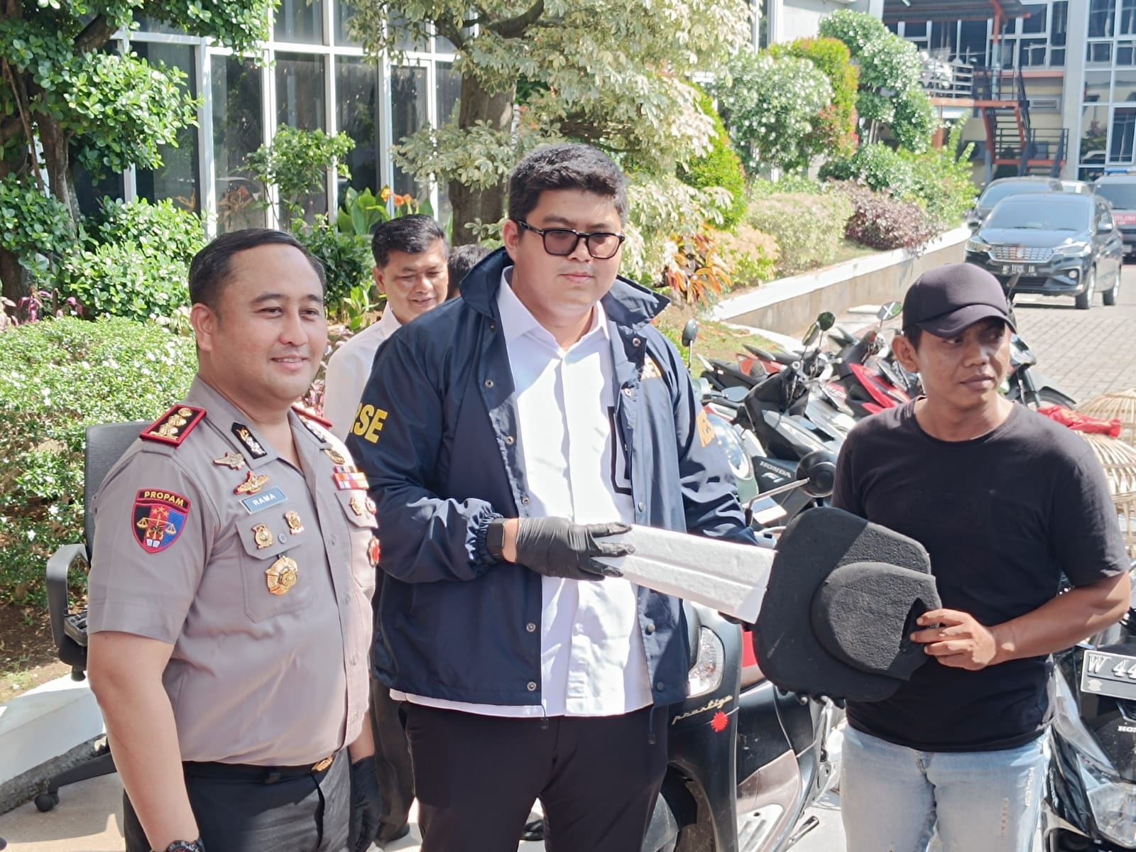  Kapolres Gresik AKBP Ramadhan  Nasution bersama Kasat Reskrim AKP Arya Widjaya menyerahkan motor kepada korban. foto: ist.