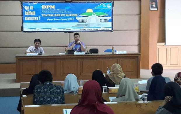 Anggota Fraksi Partai Demokrat DPRD Jawa Timur, Renville Antonio memberikan pelatihan legislatif di Politeknik Perkapalan Negeri Surabaya (PPNS), Kamis (11/5). foto: M DIDI ROSADI/ BANGSAONLINE