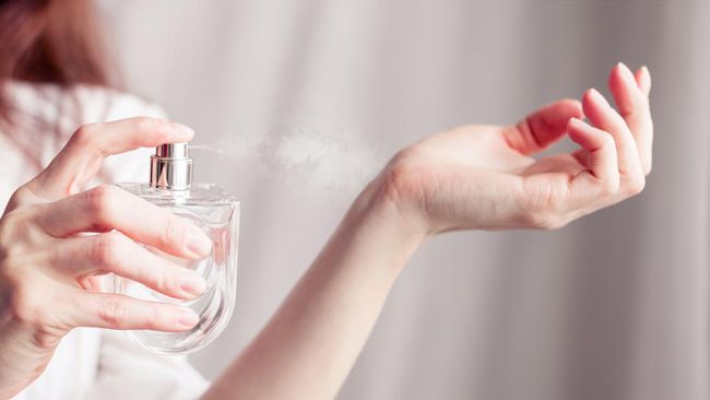 Hindari Menggosok Parfum di Kulit, Simak Alasannya. Foto: Ist
