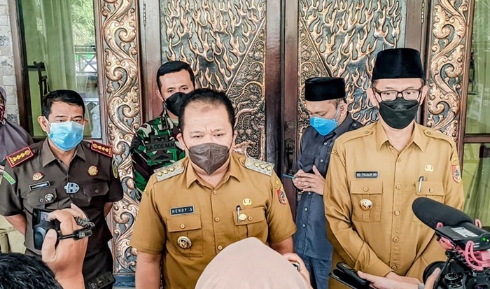 Bupati Hendy saat memberikan keterangan kepada awak media.