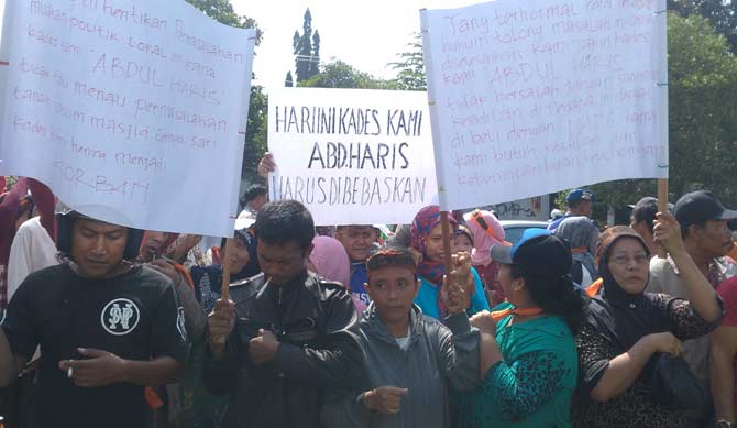 Warga Gempolsari saat demo di depan kantor Kejari Sidoarjo. foto: nanang ichwan/ BANGSAONLINE