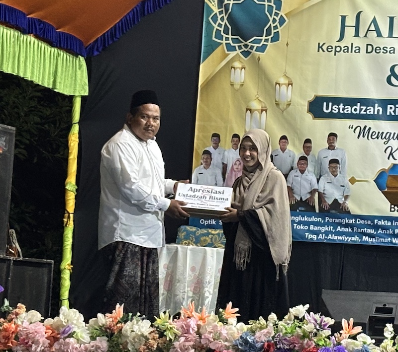 Kepala Desa Wanglu Kulon, Darmono saat penyerahan dana apresiasi kepada Risma yang berhasil meraih Juara 2 AKSI 2025. Foto: Suwandi/BANGSAONLINE