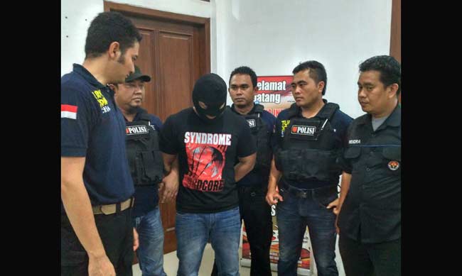 Pelaku saat diamankan di Mapolres Kediri