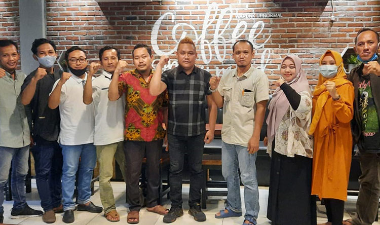 Personel Pengurus KIPP Gresik usai menggelar rapat koordinasi. (foto: ist)
