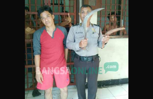 Tersangka dan barang bukti berupa celurit diamankan di Mapolsek Sukolilo