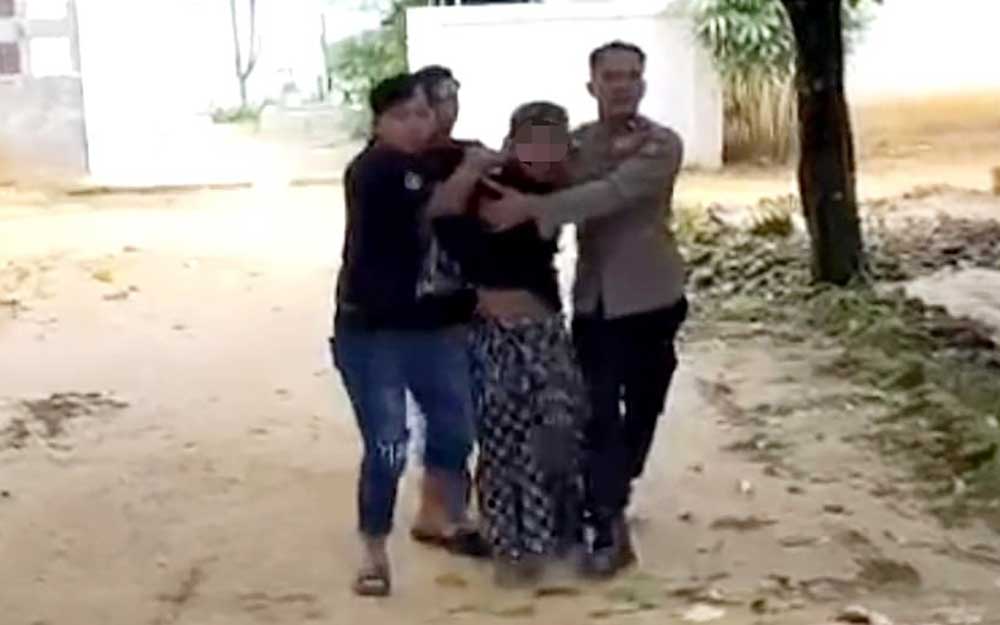 Pelaku maling mobil saat diamankan polisi dan warga.