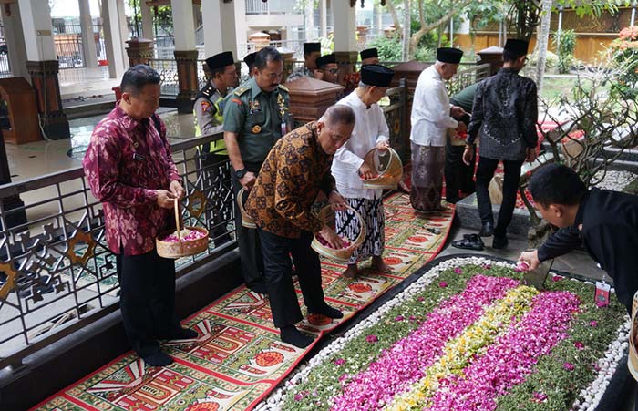 Menhan saat melakukan tabur bunga di kompleks makam Tebuireng.