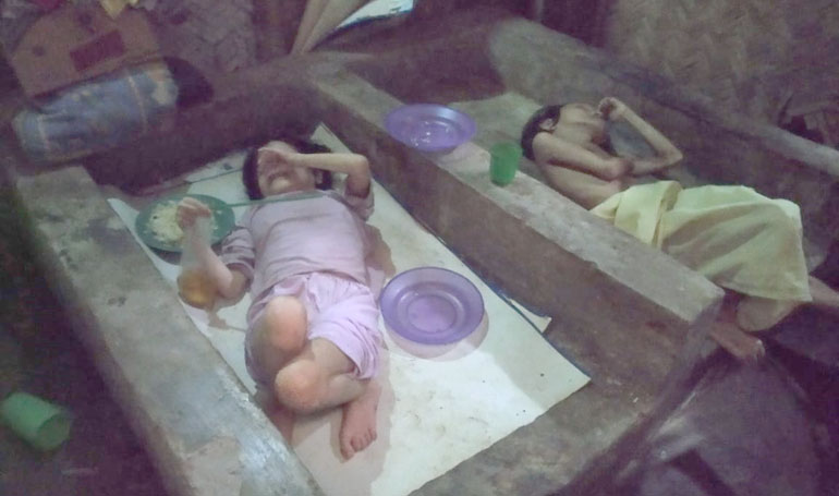 Kondisi Muhammad dan Yani sehari-harinya dihabiskan di atas tempat cor-coran berukuran 1x1,5 meter. Bau pesing dan pengap menyeruak ke mana-mana karena segala aktivitas dilakukan di tempat tersebut.